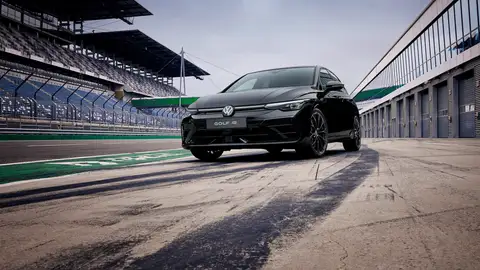 Por el precio de un BMW Serie 2 , tienes uno de los Volkswagen Golf R más bonitos de la historia con 333 CV y pura adrenalina Volkswagen Golf R
