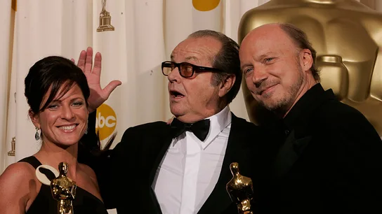 Jack Nicholson, junto a la productora y el director de 'Crash', durante la gala de los Premios Oscar de 2006. Jack Nicholson, junto a la productora y el director de 'Crash', durante la gala de los Premios Oscar de 2006.