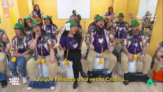 Jiaping canta un cuplé dedicado a Zapeando con la chirigota vallecana 'El Desván': "¡Nos ha tocado la china!" La colaboradora se enfrenta una semana más a un reto para demostrar que sería capaz de participar en 'El Desafío' de Antena 3. En esta ocasión, la colaboradora tiene que convertirse en chirigotera. ¿Conseguirá superar el reto?