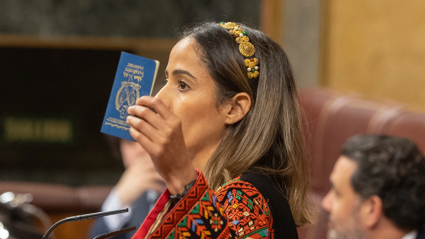 La diputada de Sumar, Tesh Sidi, interviene durante una sesión plenaria, en el Congreso de los Diputados La diputada de Sumar, Tesh Sidi, interviene durante una sesión plenaria, en el Congreso de los Diputados
