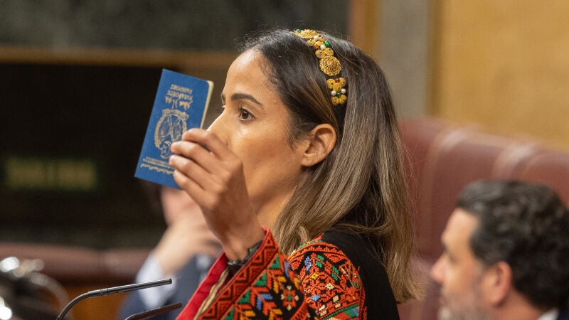 La diputada de Sumar, Tesh Sidi, interviene durante una sesión plenaria, en el Congreso de los Diputados