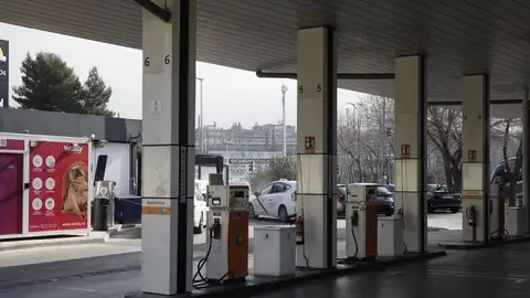 Si vives en la capital y tienes etiqueta Cero estás de suerte: el Ayuntamiento de Madrid transforma una gasolinera para recargar estos vehículos Gasolinera Méndez Álvaro en Madrid