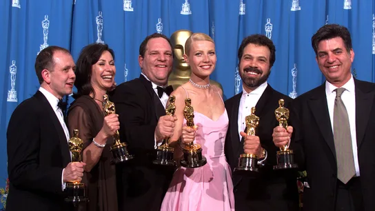 Gwyneth Paltrow junto a Harvey Weinstein y demás productores de la película 'Shakespeare in love' celebran su premio Oscar a Mejor película en 1999. Gwyneth Paltrow posa junto a Harvey Weinstein y demás productores de la película 'Shakespeare in love' celebran su premio Oscar a Mejor película en 1999.