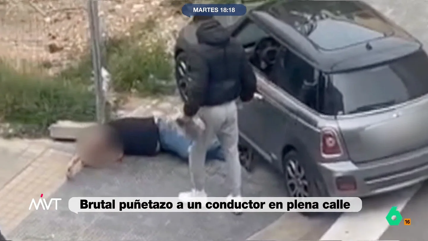 Durísimas imágenes: un conductor ebrio acaba inconsciente de un puñetazo en Valencia Durísimas imágenes: un conductor ebrio acaba inconsciente de un puñetazo en Valencia