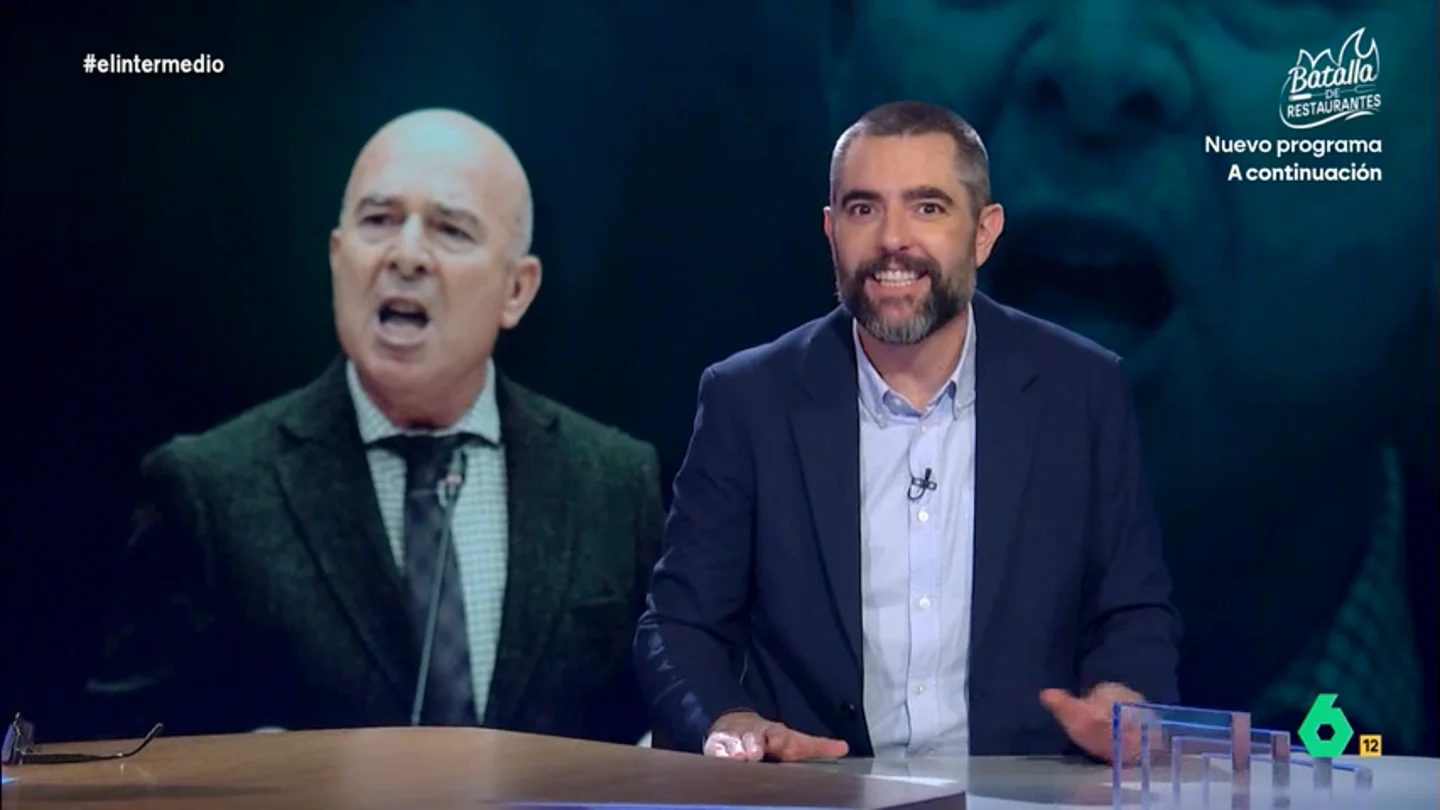 Dani Mateo, tras la última ocurrencia de Martínez Nieto (Vox): "No le falla nada salvo el apellido, más que nieto es cuñado" El diputado de Vox en Murcia ha defendido la necesidad de derogar la ley LGTBI en su comunidad autónoma definiéndola como una "pepona travestida". Además, ha sugerido crear un día dedicado al "Orgullo Agrario".