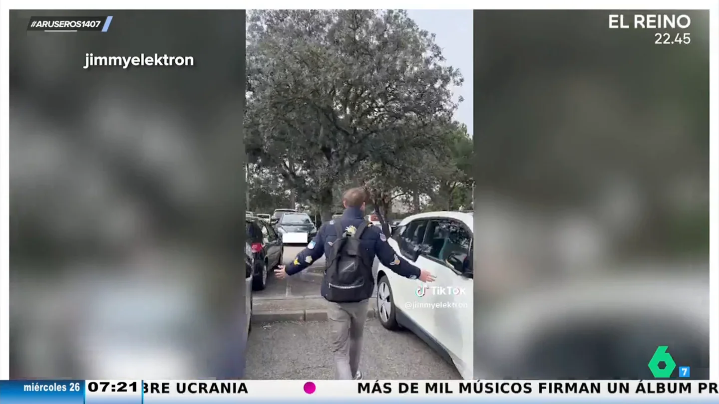 "¡Ni Moisés abrió tanto espacio!": la viral queja de un estudiante universitario sobre cómo aparcan sus compañeros el coche "¡Ni Moisés abrió tanto espacio!": la viral queja de un estudiante universitario sobre cómo aparcan sus compañeros el coche
