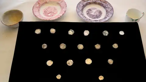 Fotografía de vajillas y monedas coloniales encontradas en los vestigios de un arco de piedra colonial, en Lima (Perú) Fotografía de vajillas y monedas coloniales encontradas en los vestigios de un arco de piedra colonial, en Lima (Perú)