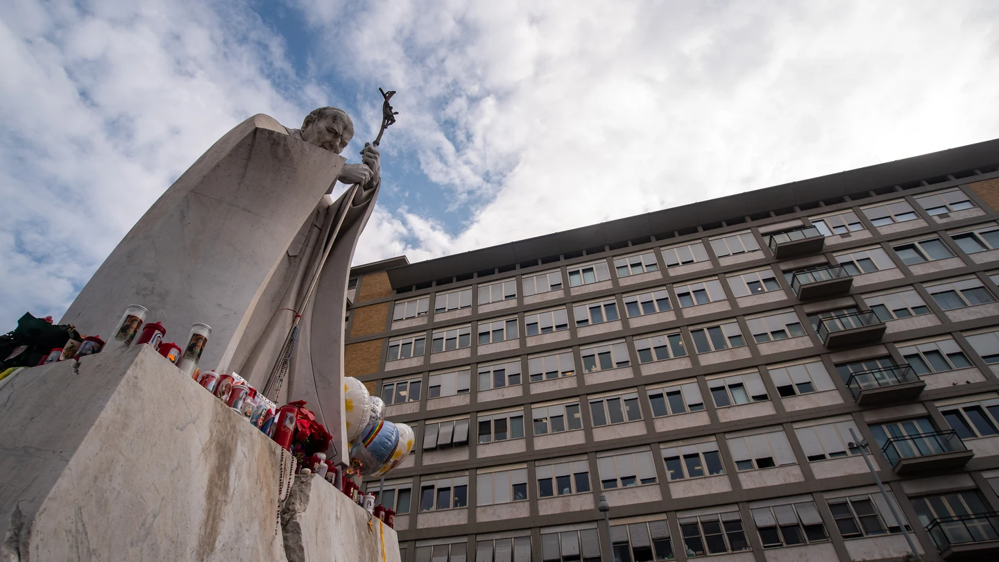 Velas y globos de homenaje al papa Francisco en el exterior del Policlínico Gemelli de Roma, donde está ingresado. Velas y globos de homenaje al papa Francisco en el exterior del Policlínico Gemelli de Roma, donde está ingresado.