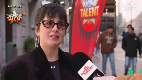 Una chica sorprende en El Intermedio con su talento oculto: una práctica milenaria que le sirve "para presumir" El 'Street Talent' de El Intermedio descubre un día más sorprendentes habilidades ocultas de los españoles, desde imposibles movimientos de abdomen, cantantes, rimas y hasta un truco de magia con cartas.