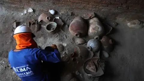 Un arqueólogo trabaja en los vestigios de un arco de piedra colonial, en Lima (Perú) Un arqueólogo trabaja en los vestigios de un arco de piedra colonial, en Lima (Perú)