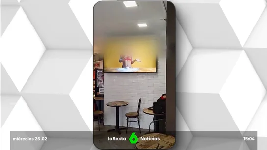 Chicas en lencería amasando masa madre, nalgas enharinadas... El video de una panadería en Barcelona que indigna al vecindario Chicas en lencería amasando masa madre, nalgas enharinadas... El video de una panadería en Barcelona que indigna al vecindario