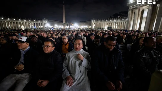 Rosario por la salud del papa en la plaza de San Pedro, en el Vaticano Rosario por la salud del papa en la plaza de San Pedro, en el Vaticano