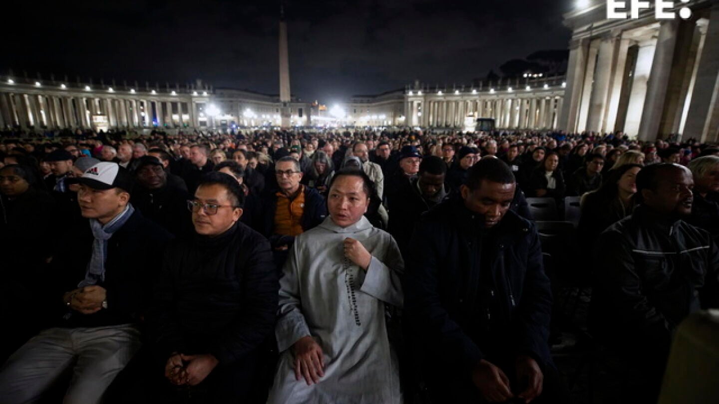 Rosario por la salud del papa en la plaza de San Pedro, en el Vaticano