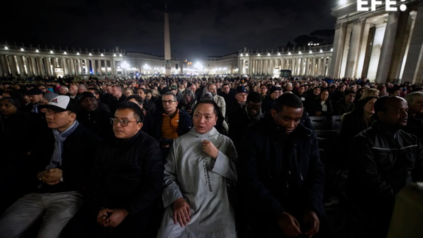 Rosario por la salud del papa en la plaza de San Pedro, en el Vaticano Rosario por la salud del papa en la plaza de San Pedro, en el Vaticano