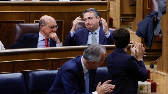La bancada socialista aplaude al portavoz del PNV en el Congreso, Aitor Esteban (d), en la sesión de control al Gobierno este miércoles en el Congreso. La bancada socialista aplaude al portavoz del PNV en el Congreso, Aitor Esteban (d), en la sesión de control al Gobierno este miércoles en el Congreso.