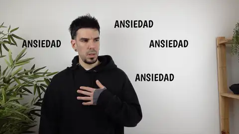 Hombre identificando su sentimiento Hombre identificando su sentimiento