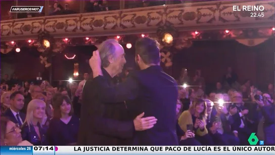 Serrat y Miguel Poveda cantan 'El meu carrer' en una emocionante fiesta de Santa Eulalia Serrat y Miguel Poveda cantan 'El meu carrer' en una emocionante fiesta de Santa Eulalia