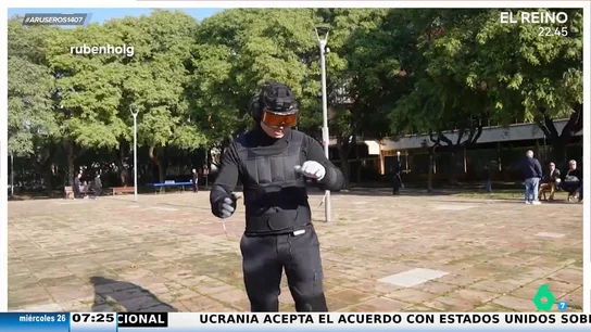 Un joven prueba un simulador que hace que te sientas como alguien de 80 años: "Tengo peso en las muñecas" Un joven prueba un simulador que hace que te sientas como alguien de 80 años: "Tengo peso en las muñecas"