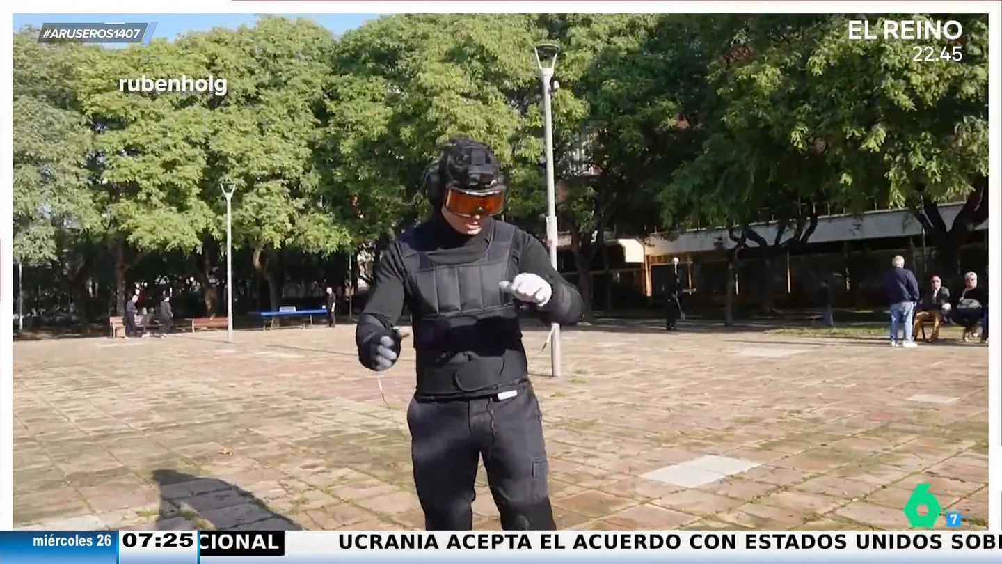 Un joven prueba un simulador que hace que te sientas como alguien de 80 años: "Tengo peso en las muñecas" Un joven prueba un simulador que hace que te sientas como alguien de 80 años: "Tengo peso en las muñecas"
