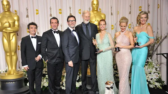 El elenco de 'The Artist' posa con su premio Oscar a Mejor película en 2012. El elenco de 'The Artist' posa con su premio Oscar a Mejor película en 2012.