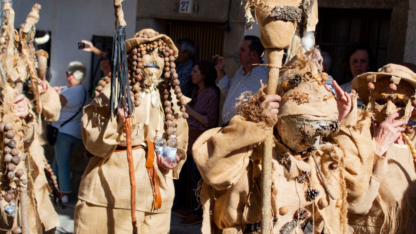 Desfile de m&aacute;scaras de Mascaravila &Aacute;vila Espa&ntilde;a, Harramachos desde la localidad de Navalacruz, &Aacute;vila