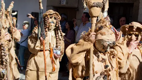 Desfile de máscaras de Mascaravila Ávila España, Harramachos desde la localidad de Navalacruz, Ávila Desfile de máscaras de Mascaravila Ávila España, Harramachos desde la localidad de Navalacruz, Ávila