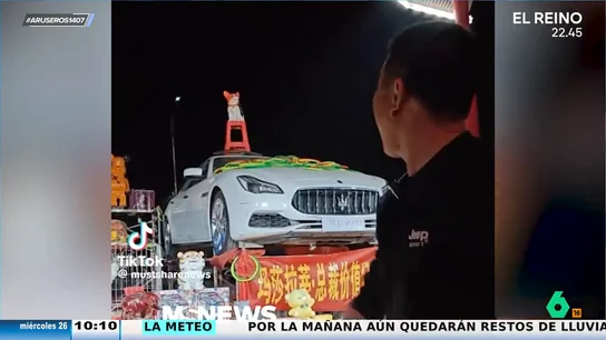 Gana un coche valorado en 235 mil dólares después de jugar durante 3 horas seguidas a lanzamiento de aros Gana un coche valorado en 235 mil dólares después de jugar durante 3 horas seguidas a lanzamiento de aros