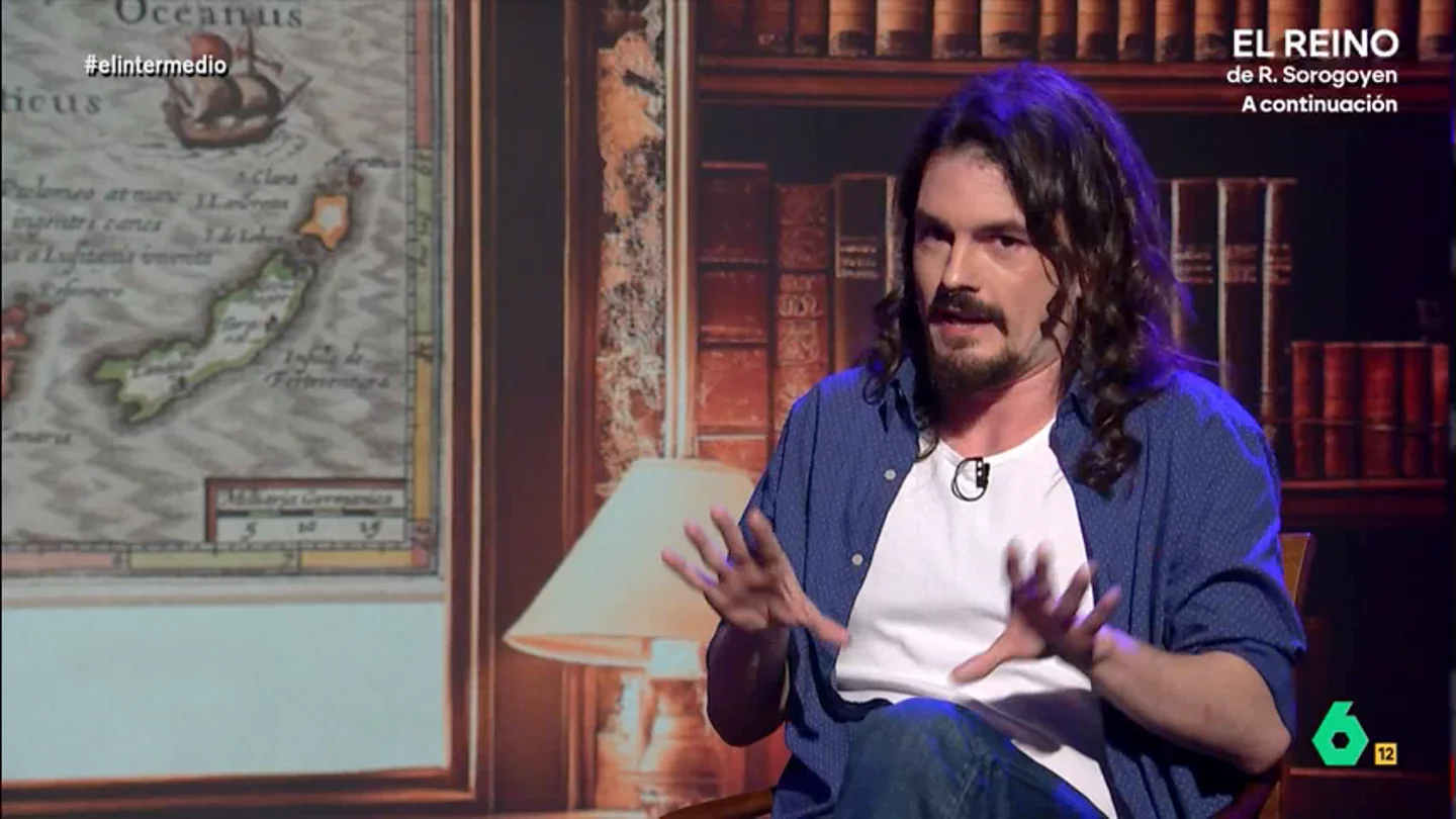 Mikel Herrán explica por qué las Islas Canarias son españolas: "La conquista empezó gracias a un hongo" El historiador explica que la conquista de las islas comenzó en 1402 gracias a Jean de Béthencourt. Este era un noble normando que, en mitad de la guerra de los Cien Años, decidió viajar hasta las Islas Canarias.