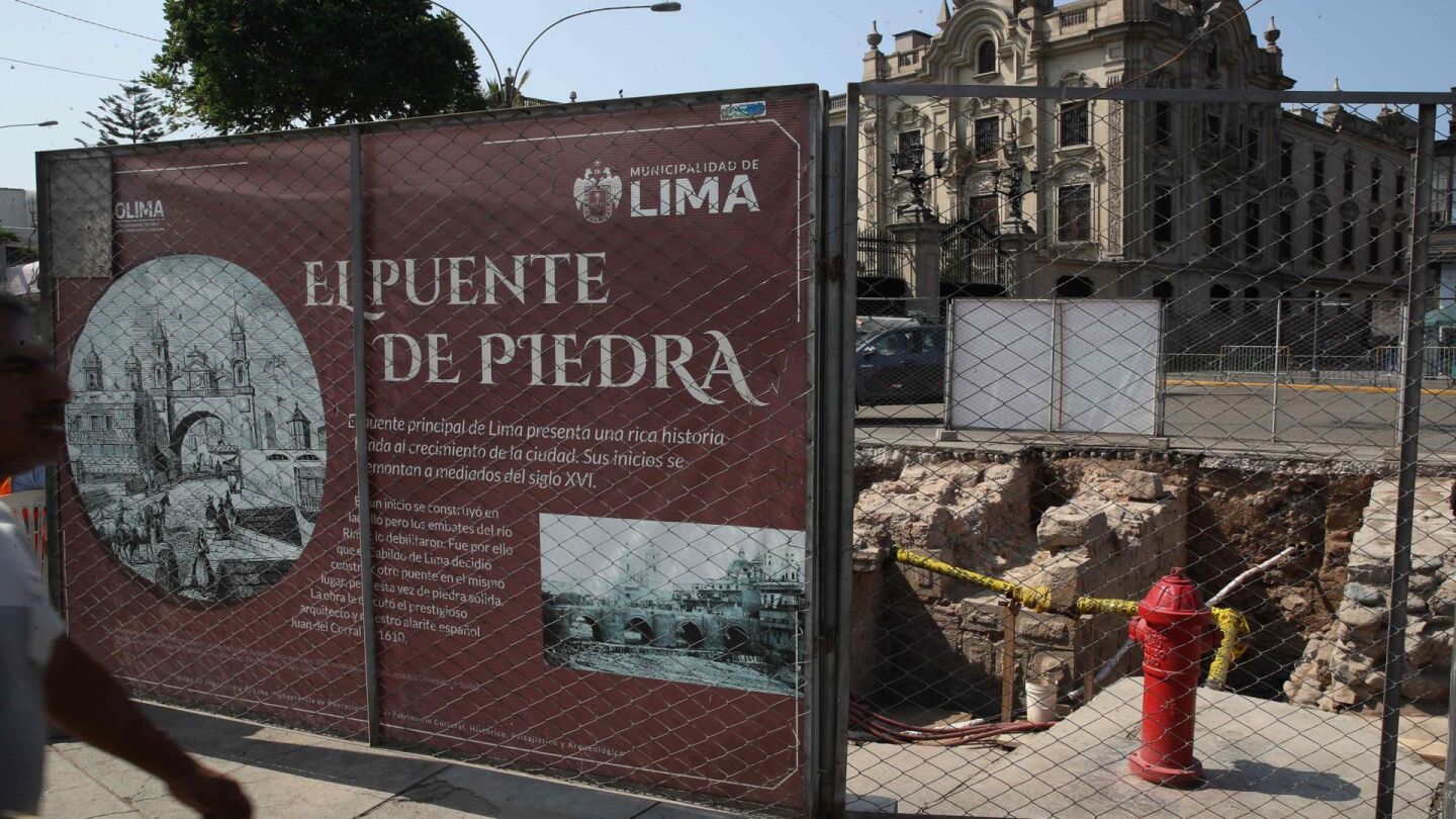 Fotograf&iacute;a de la entrada al puente de piedra colonial, en Lima (Per&uacute;)