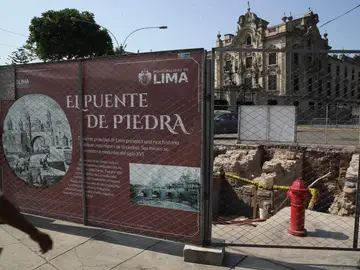 Fotografía de la entrada al puente de piedra colonial, en Lima (Perú) Fotografía de la entrada al puente de piedra colonial, en Lima (Perú)
