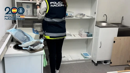La Policía clausura un quirófano clandestino en una vivienda de Madrid que hacía aumentos de pecho y liposucciones La Policía clausura un quirófano clandestino en una vivienda de Madrid que hacía aumentos de pecho y liposucciones