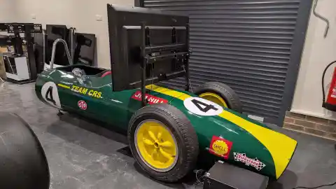 Mezcla lo nuevo y lo viejo para poder jugar a Gran Turismo en un cockpit de Lotus que cabe en casi cualquier habitación Lotus 1967 Simulador