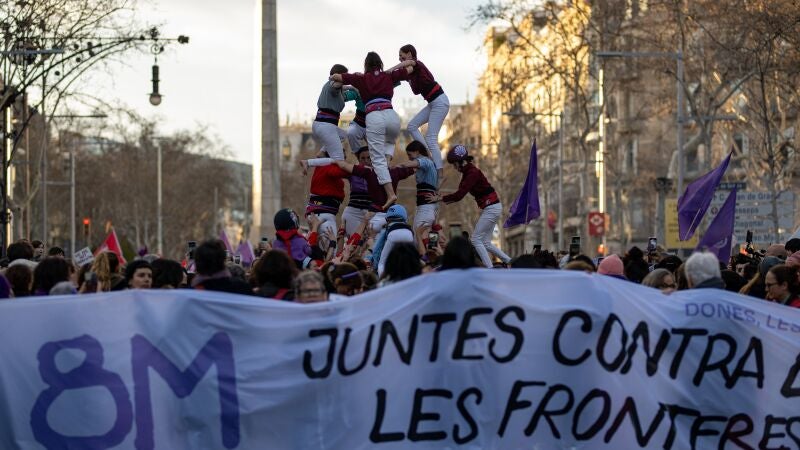 Un 'castellet' en la manifestación del 8M de Barcelona en 2024