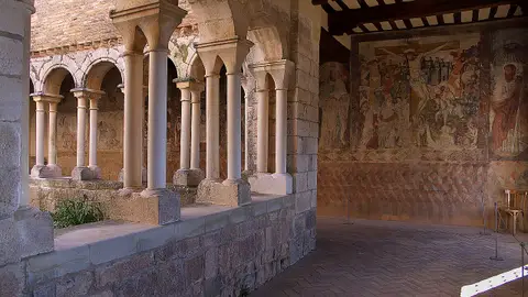 Patio de la Colegiata de Santa María la mayor de Alquézar Patio de la Colegiata de Santa María la mayor de Alquézar