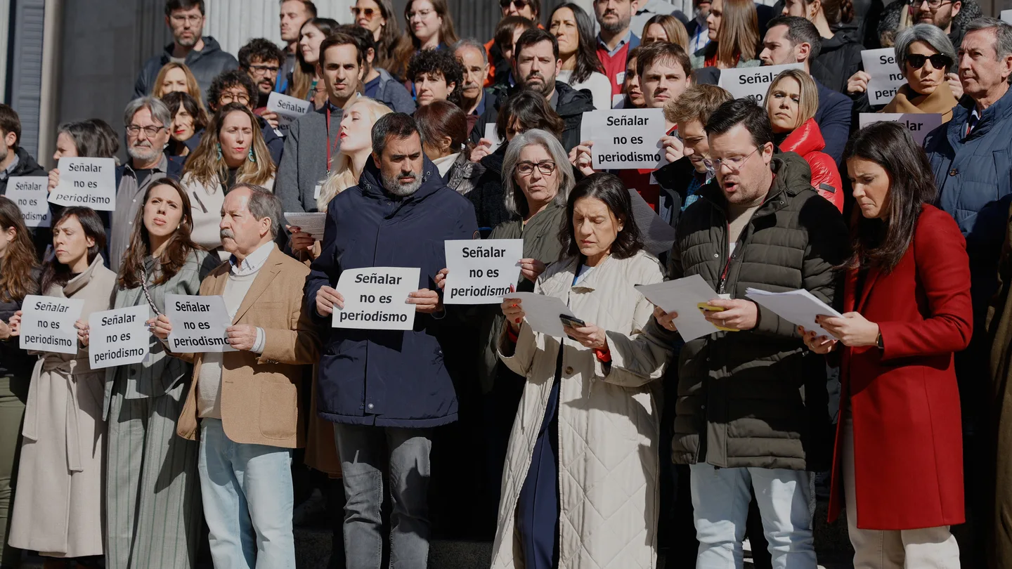 Los periodistas del Congreso exigen parar las prácticas mafiosas de agitadores ultras disfrazados de reporteros: "Señalar no es periodismo" Los periodistas del Congreso exigen parar las prácticas mafiosas de agitadores ultras disfrazados de reporteros: "Señalar no es periodismo"