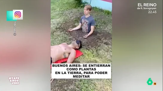 Nacho García reacciona a la moda en Argentina de enterrarse para meditar Una nueva tendencia para meditar es enterrar los pies como si fueran plantas para estar en contacto directo con la naturaleza. En este vídeo, un joven argentino busca 'banda ancha' y se entierra medio cuerpo.