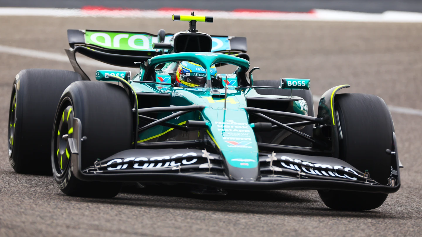 Fernando Alonso con el Aston Martin en Baréin Fernando Alonso con el Aston Martin en Baréin
