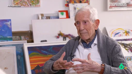 José Abad, triunfando en Tik Tok a los 90: "Soy un abuelo y doy consejos a mi casi millón de nietos" Thais Villas entrevista en este vídeo a José Abad, un escritor y pintor que, a sus 90 años, triunfa en las redes e incluso ha sido premiado como tiktoker del año: "Mi familia me dice que soy un fenómeno".