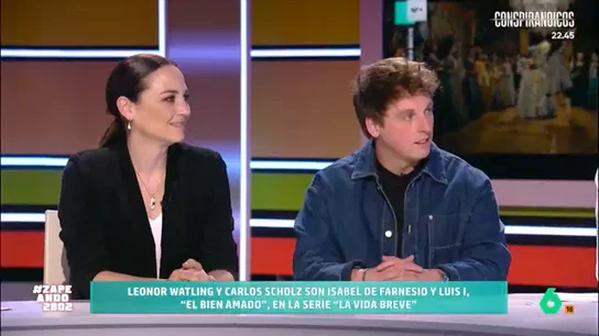 Carlos Scholz y Leonor Watling presentan 'La vida breve': "La historia es tan fuerte..." La serie está basada en el corto reinado de Luis I, el hijo de Felipe V. Este duró tan solo ocho meses. Scholz es el encargado de dar vida al efímero monarca, y Watling, por su parte, es la reina Isabel de Farnesio.