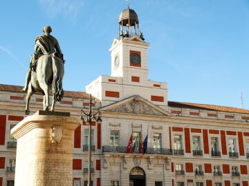 Fachada de la Real Casa de Correos, sede del Gobierno regional madrile&ntilde;o