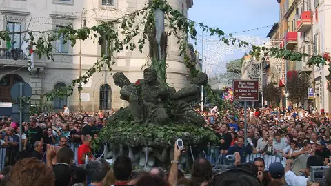 Fuente dando vino Fuente dando vino