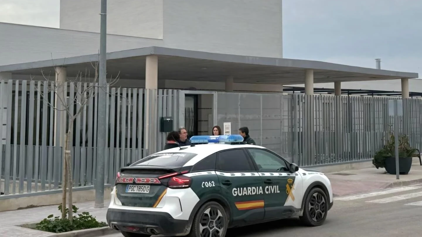Guardia Civil en Yátova tras el aviso de bomba Guardia Civil en Yátova tras el aviso de bomba