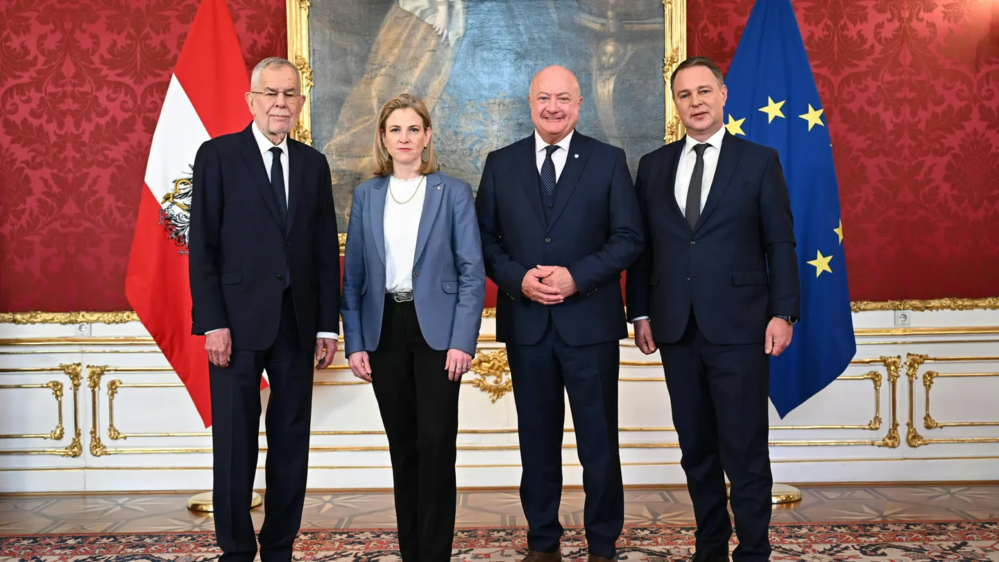 Austria forma un gobierno tripartito europeísta y activa el cordón sanitario a la ultraderecha Austria forma un gobierno tripartito europeísta y activa el cordón sanitario a la ultraderecha
