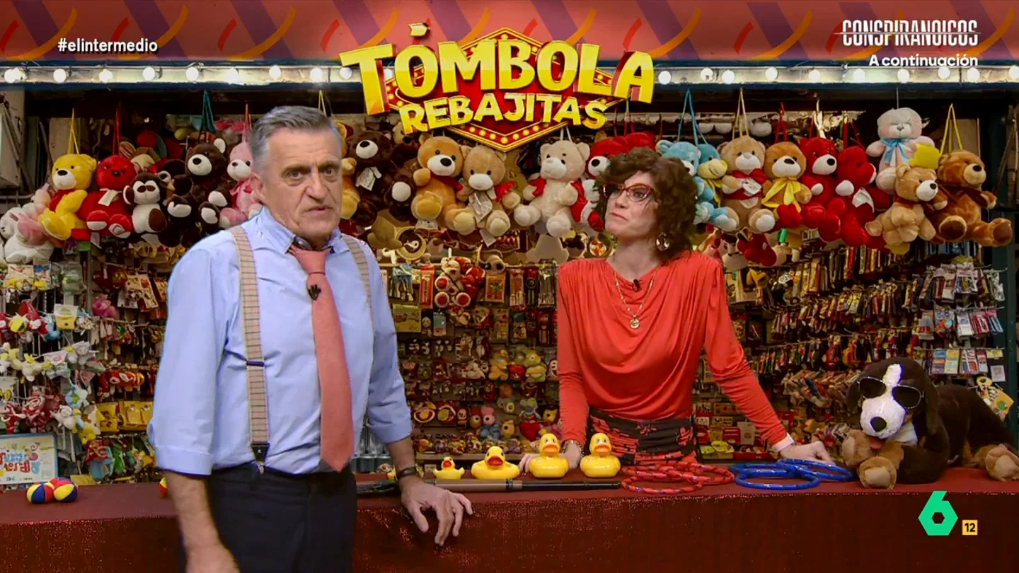 'Montero' pide a un consejero del PP que se acerque a su 'Tómbola rebajitas': "Siempre toca, como ustedes las pelotas" Wyoming aprovecha su visita a la tómbola de la 'vicepresidenta primera' para que le aclare varias dudas sobre la condonación de la deuda a las comunidades autónomas. ¿Conseguirá que la 'ministra' de Hacienda responda a alguna de sus preguntas?