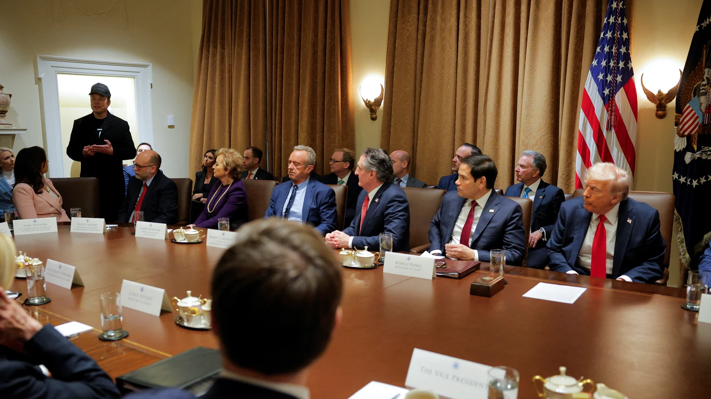 Trump estrena un gabinete presidencial sin mujeres y con el omnipresente Elon Musk: "Si alguien no está contento le echaremos" Trump estrena un gabinete presidencial sin mujeres y con el omnipresente Elon Musk: "Si alguien no está contento le echaremos"