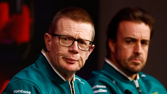 Andy Cowell con Alonso de fondo Andy Cowell con Alonso de fondo