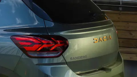 Va a contracorriente de toda Europa gracias a ser el coche con mejor calidad-precio del mercado: más barato incluso que coches más básicos Dacia Sandero