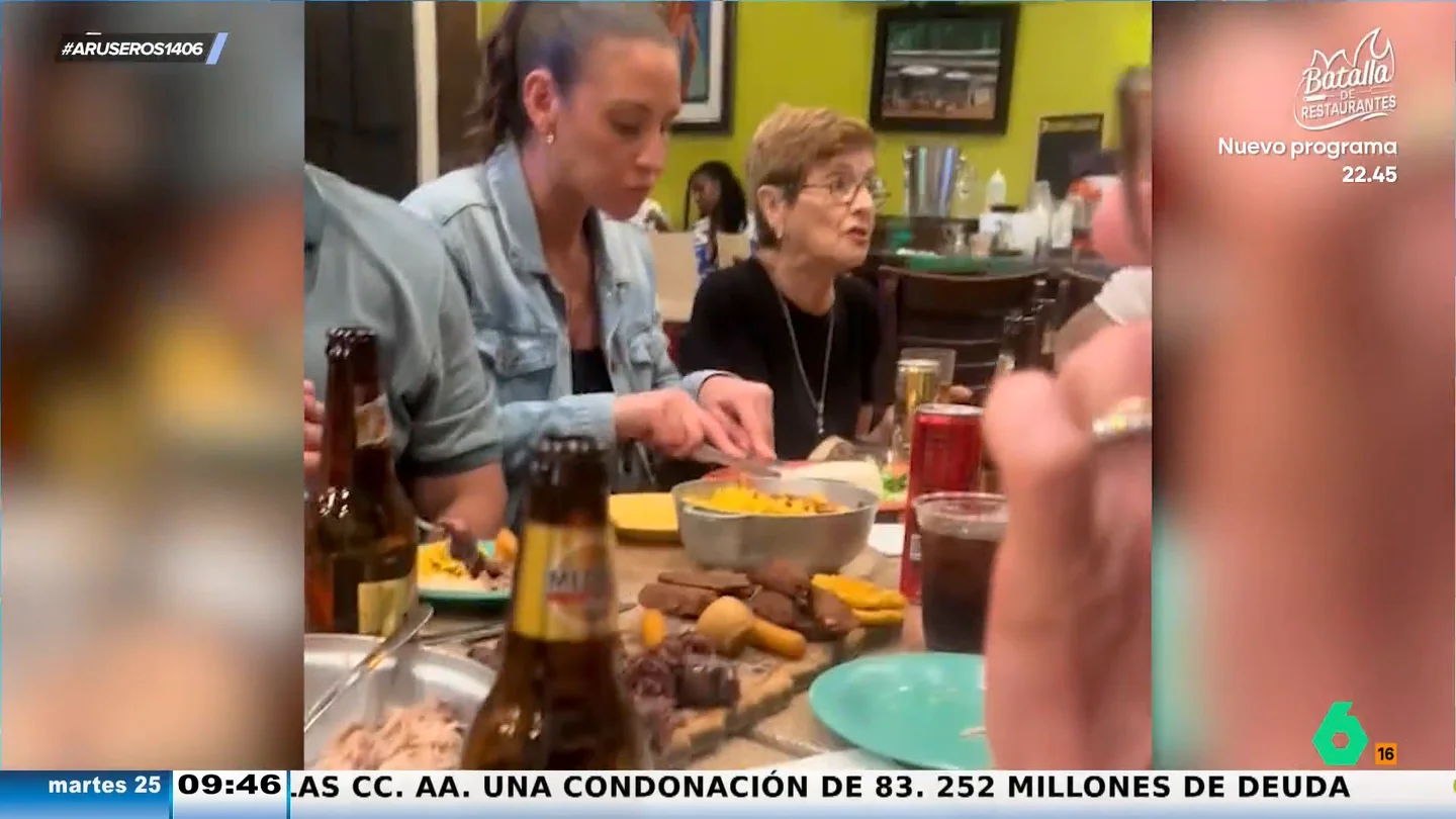 El emotivo gesto de un grupo de amigos al invitar a su mesa a una mujer de 94 años que estaba cenando sola El emotivo gesto de un grupo de amigos al invitar a su mesa a una mujer de 94 años que estaba cenando sola