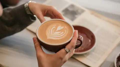 Mujer con una taza de café Mujer con una taza de café