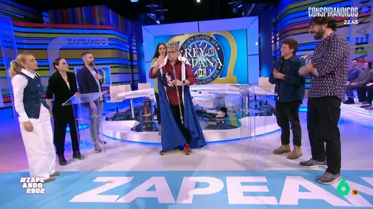 Leonor Watling y Carlos Scholz demuestran sus conocimientos sobre reyes en 'Quién quiere ser rey de España' Los actores han visitado Zapeando para presentar su nueva serie de época, 'La vida breve', sobre el reinado de Luis I, hijo de Felipe V. ¿Conseguirán demostrar que dominan la historia en torno a los reyes españoles?
